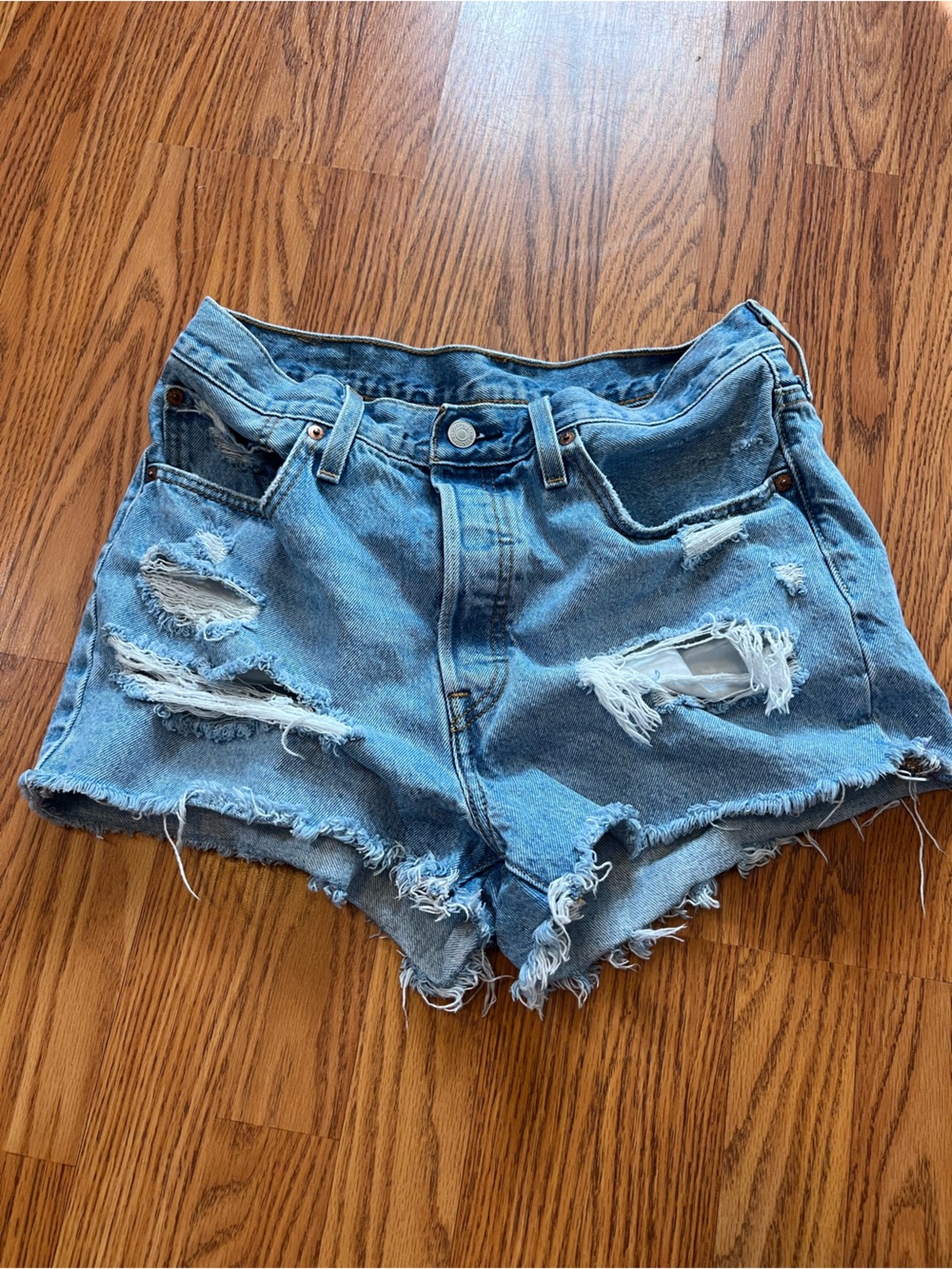 Womens size 30 Levi’s distressed shorts (size 10)